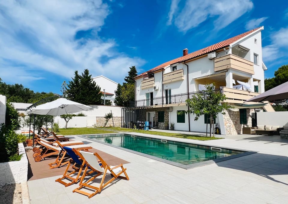 Property building, Garden, Pool view, Swimming pool, sunbed