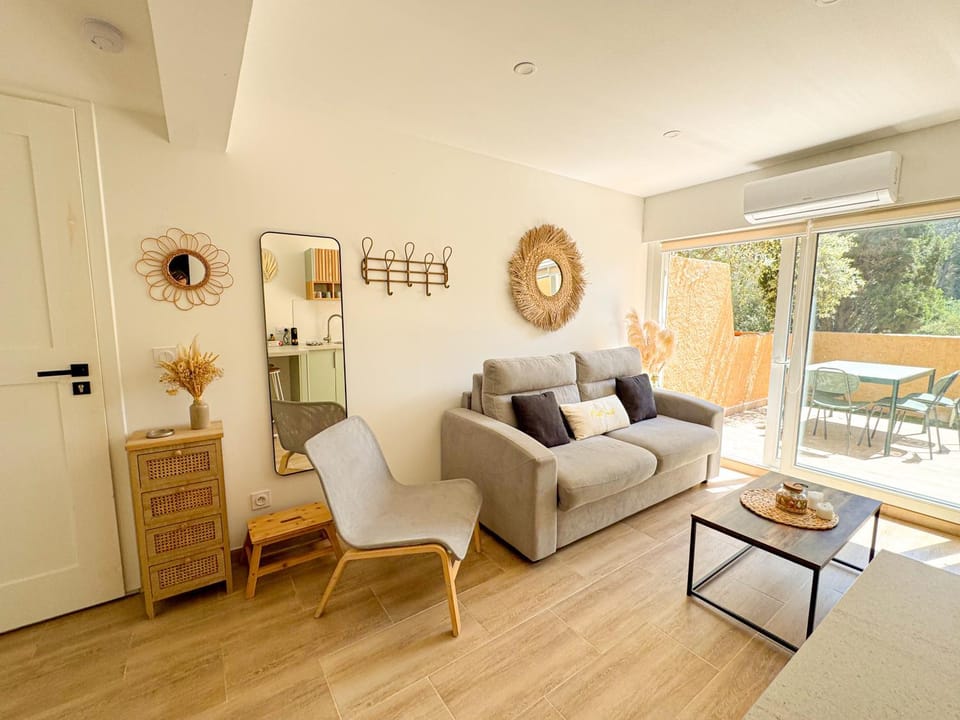 Living room, Garden view