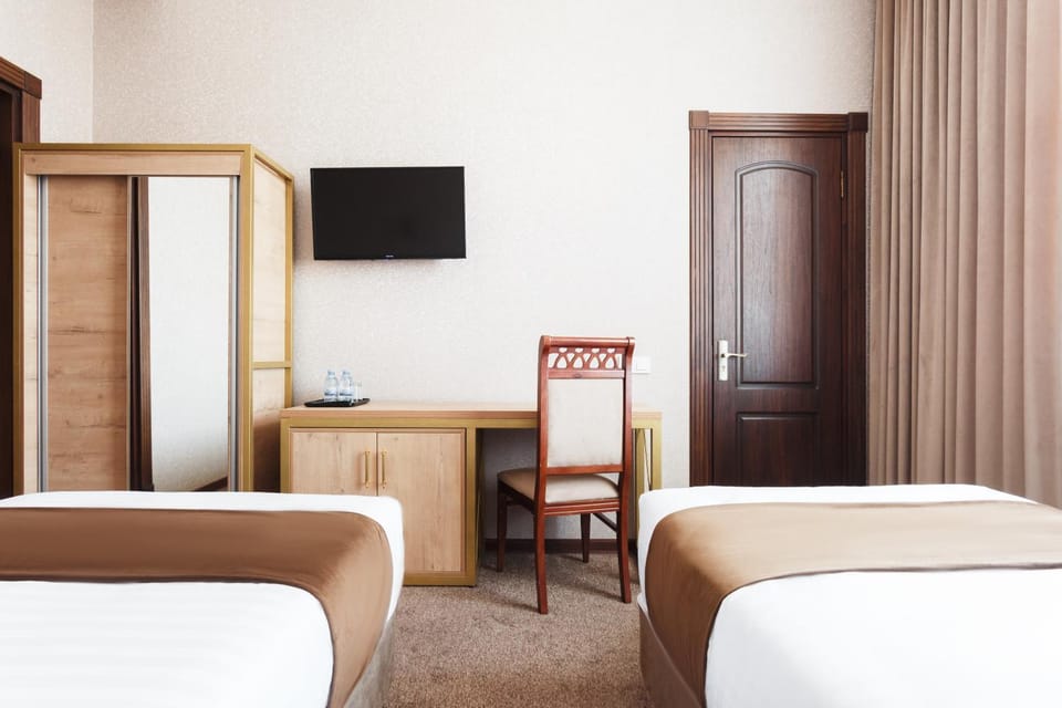 Bed, TV and multimedia, Living room, Photo of the whole room, Seating area, Bedroom, wardrobe