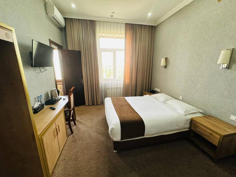 Bed, TV and multimedia, Photo of the whole room, Bedroom