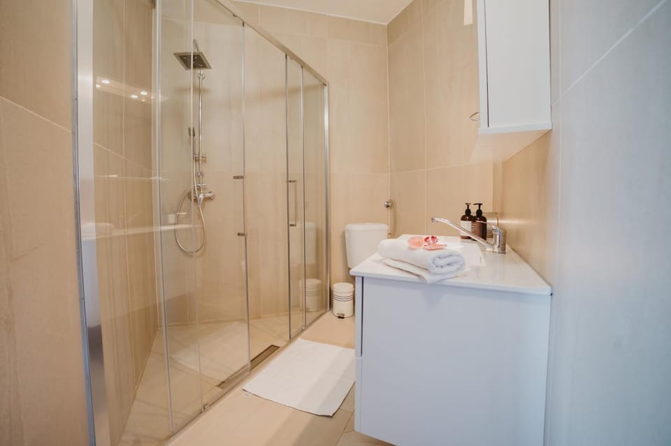 Shower, Toilet, Bathroom, towels