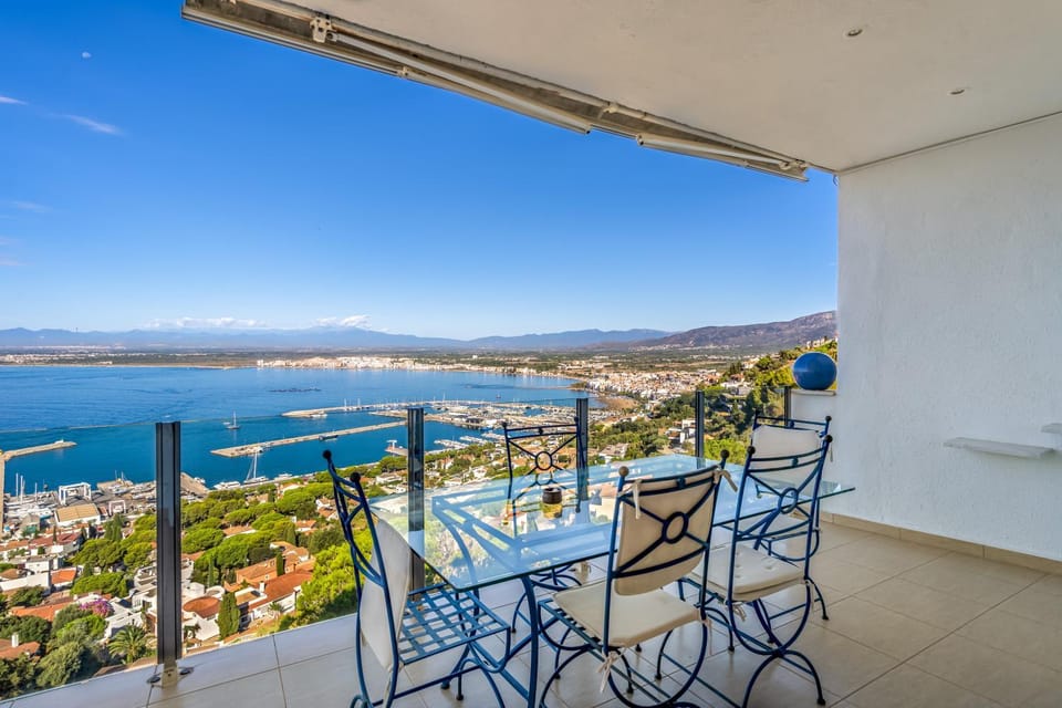 View (from property/room), Dining area, City view, Sea view