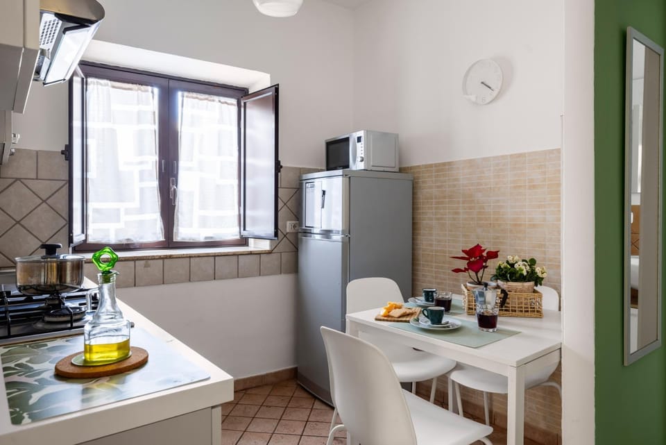 Kitchen or kitchenette, Food and drinks, Food and drinks, Dining area, Food, Food, oven, stove