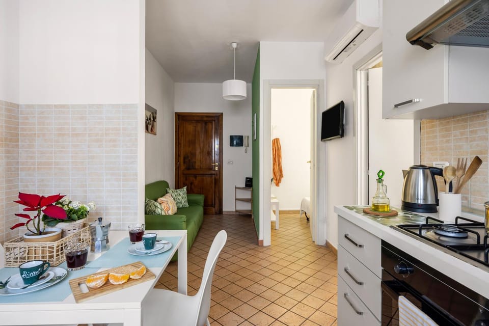 Coffee/tea facilities, Kitchen or kitchenette, Food and drinks, Food and drinks, Dining area, Food, Food, heating, heating, oven, stove, air conditioner, air conditioner