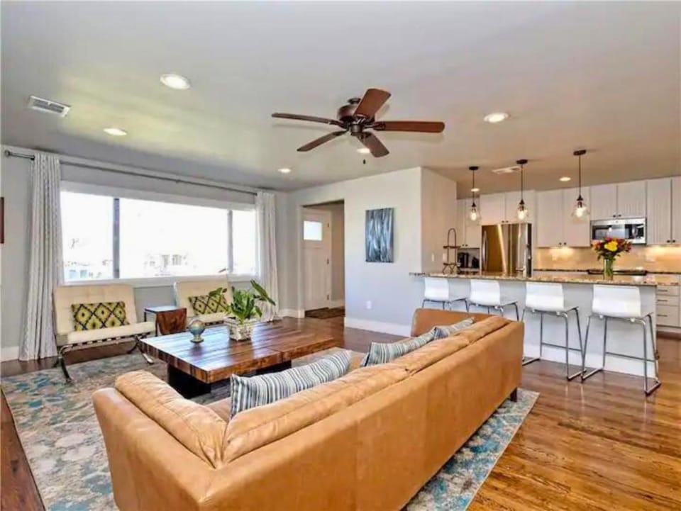 TV and multimedia, Living room, Seating area, kitchen