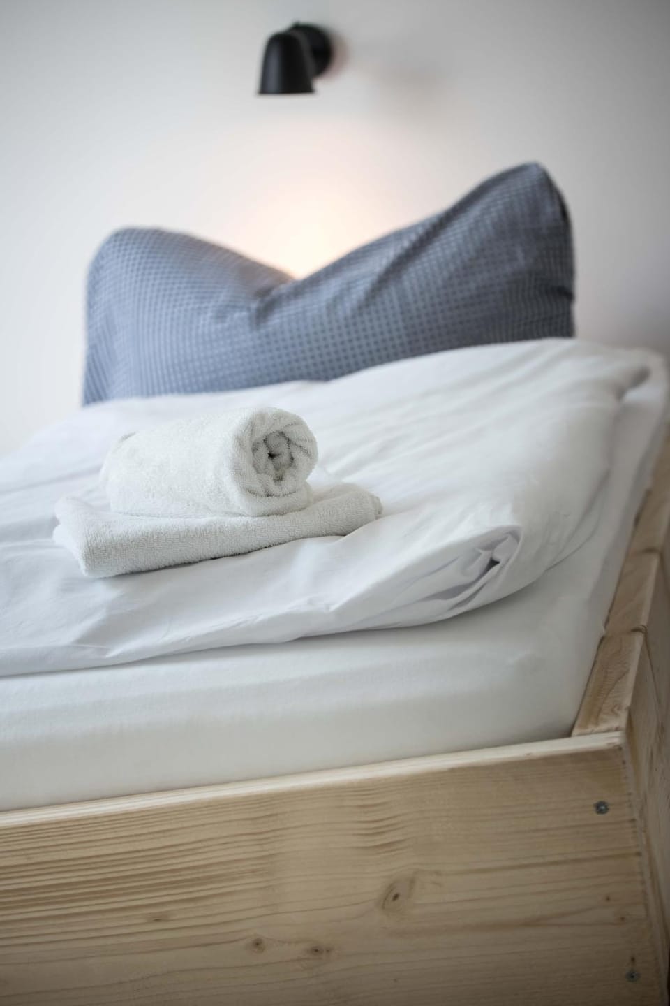 Bed, towels