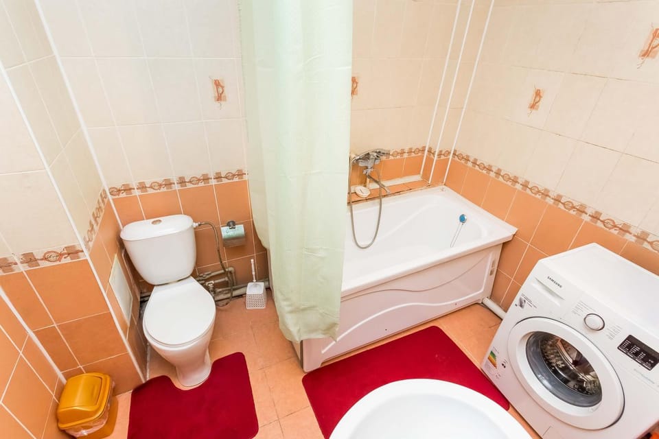 Toilet, Bath, towels, washing machine