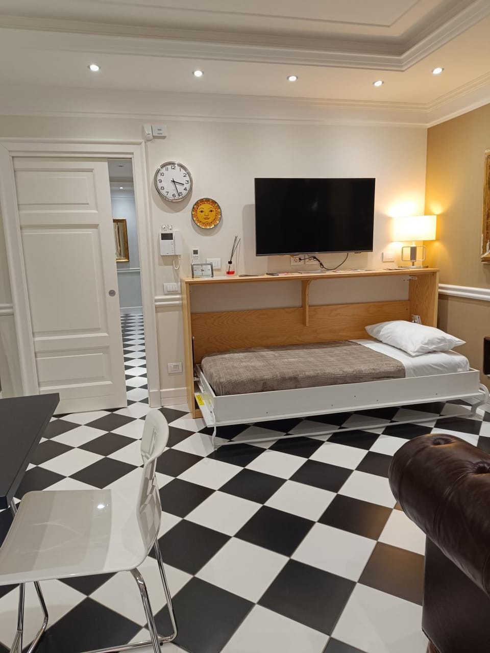 Bed, TV and multimedia, Living room, Photo of the whole room, Seating area, Bedroom