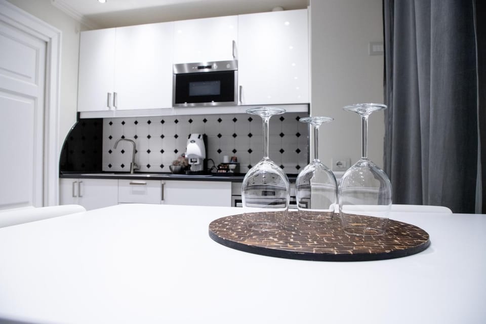 Kitchen or kitchenette, minibar