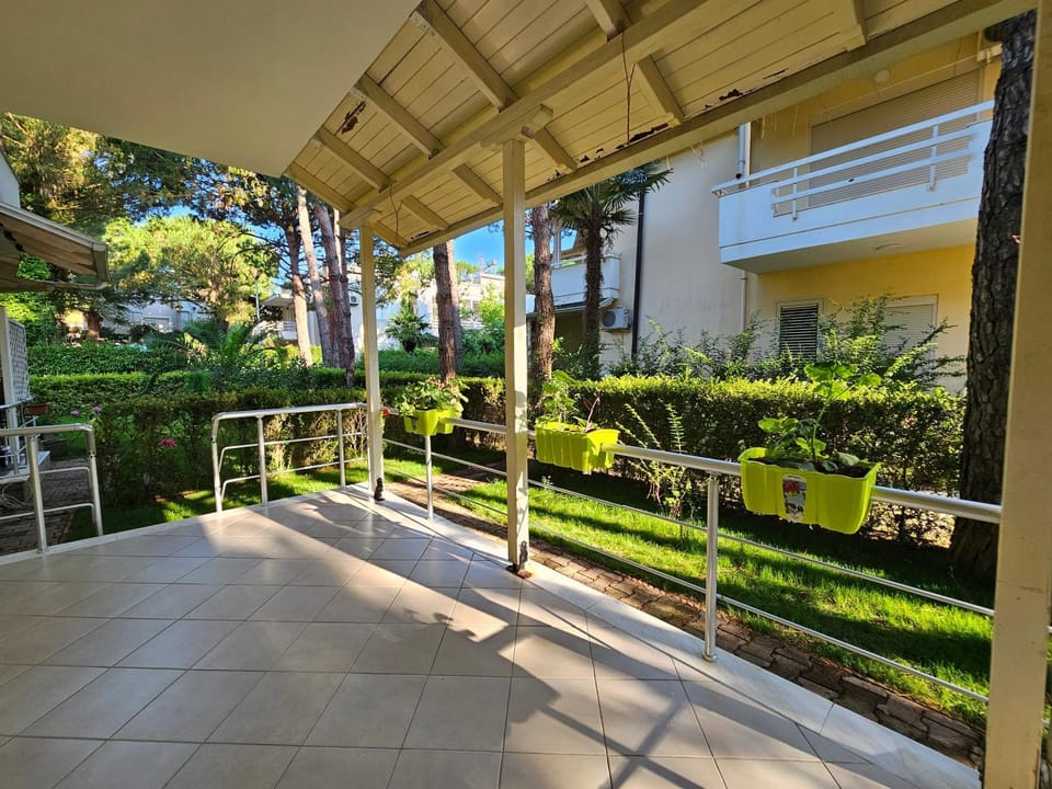 Lalzi Bay, Lura 1 ground floor apartament House in Tirana County, Albania