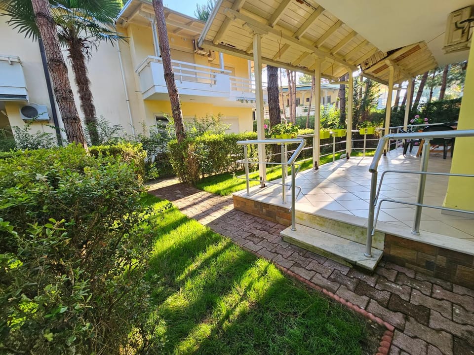 Lalzi Bay, Lura 1 ground floor apartament House in Tirana County, Albania