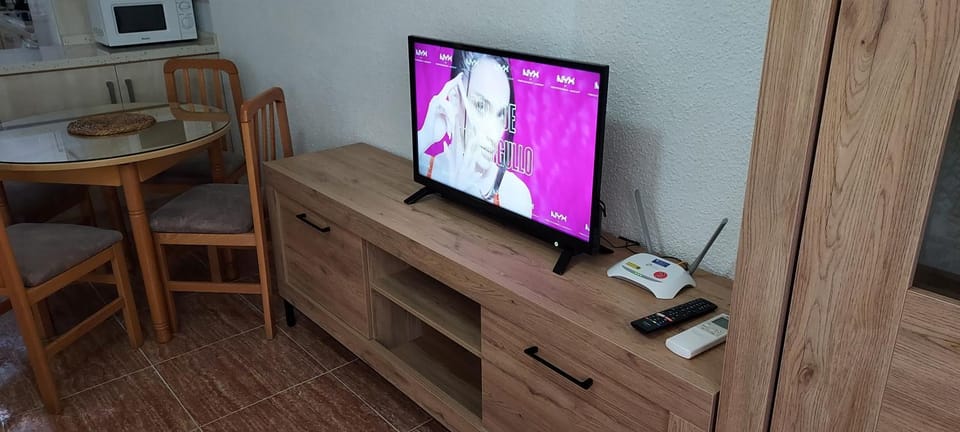 Communal lounge/ TV room, TV and multimedia, hair dresser, locker