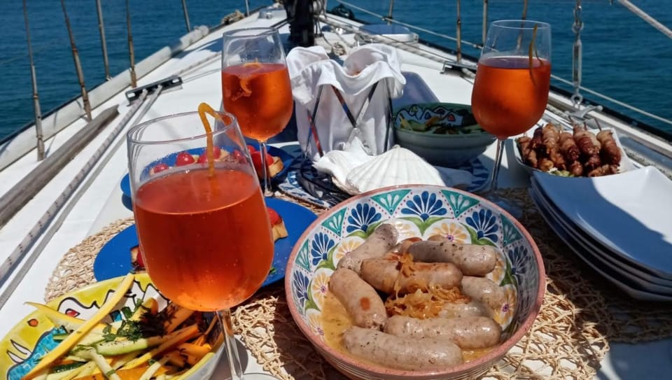 La tua stanza a vela sul mare Docked boat in Bari