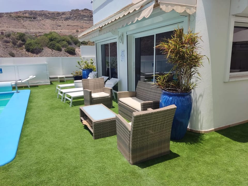 Property building, Patio, Solarium, Swimming pool