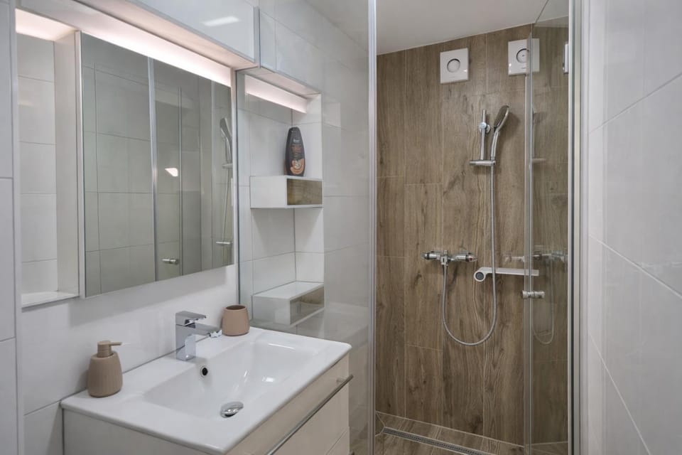 Shower, Bathroom, towels