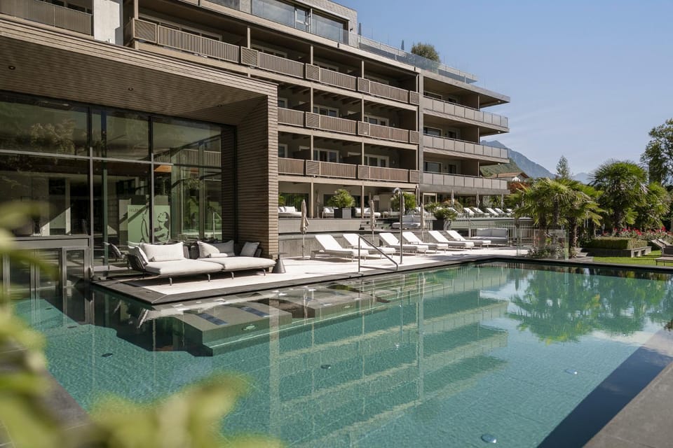 Property building, Spa and wellness centre/facilities, Swimming pool