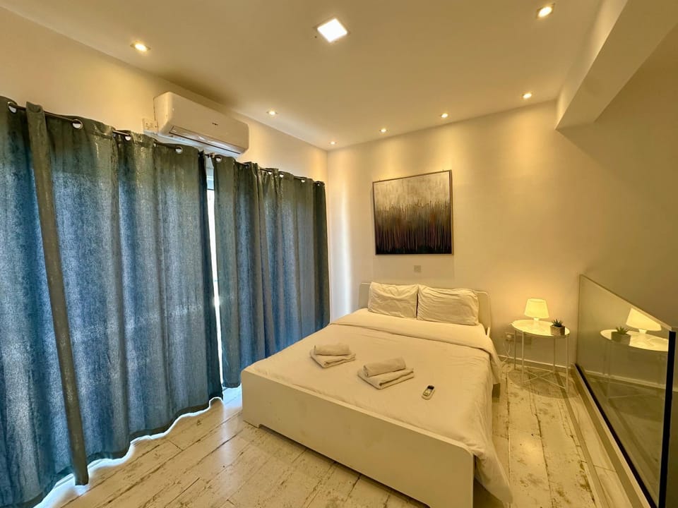 Bed, Photo of the whole room, Bedroom, towels