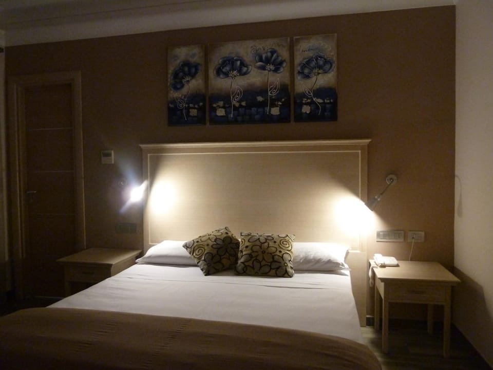 TV and multimedia, Decorative detail, Bedroom