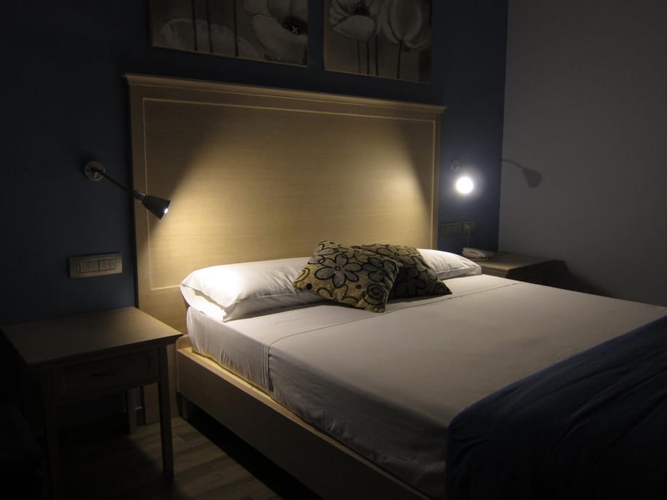 TV and multimedia, Other, Photo of the whole room, Bedroom, Breakfast