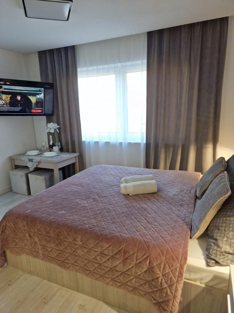 Bed, TV and multimedia, Photo of the whole room, Seating area, Bedroom, towels