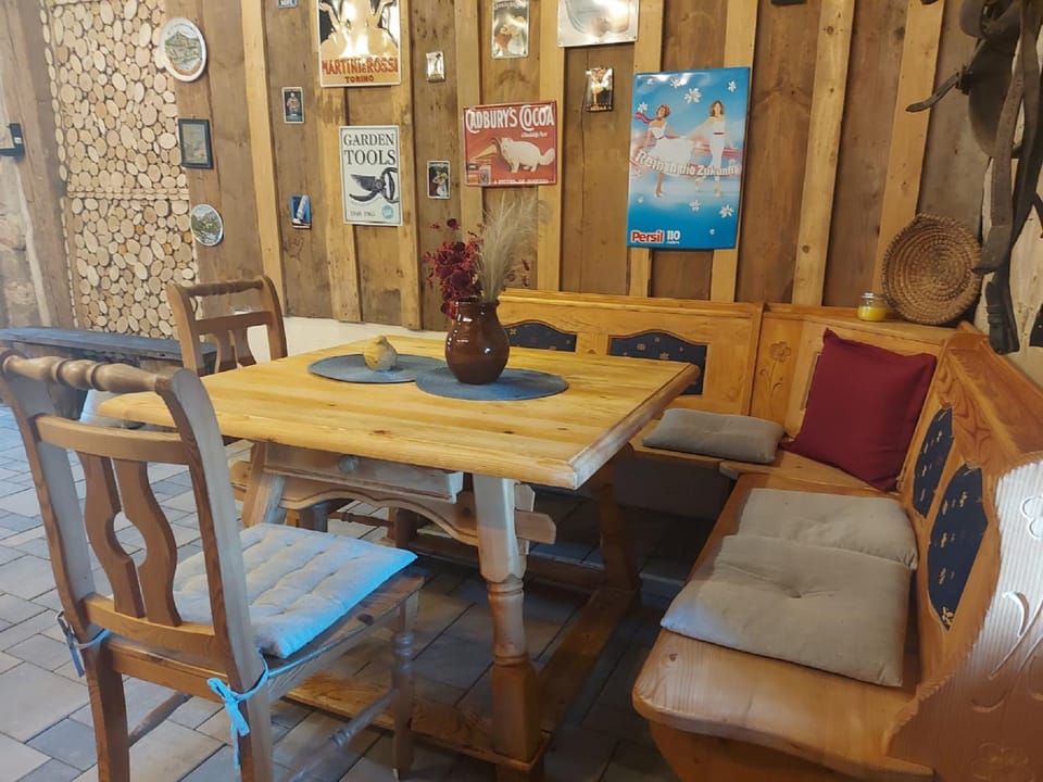 Seating area, Dining area