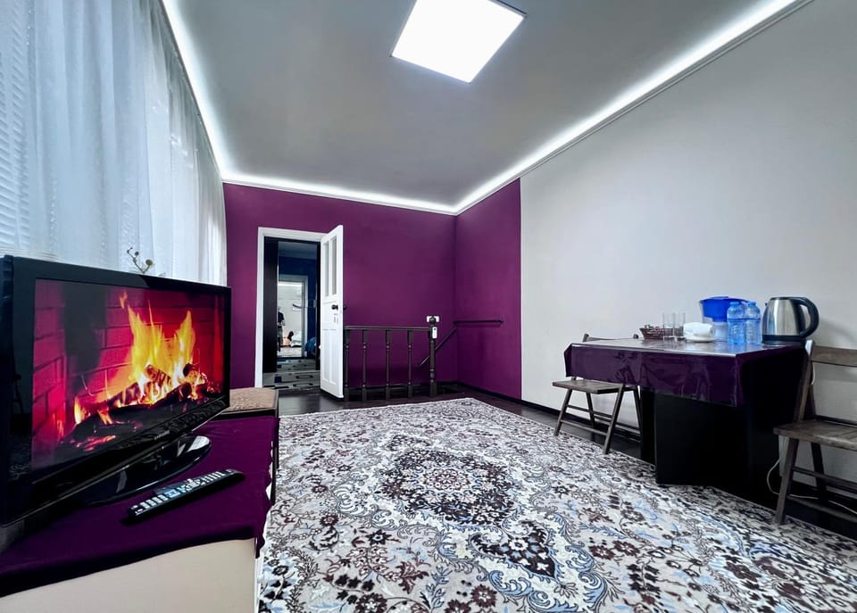 Bed, TV and multimedia, Kitchen or kitchenette, Living room, Photo of the whole room, Seating area, Dining area, Bedroom, flat iron