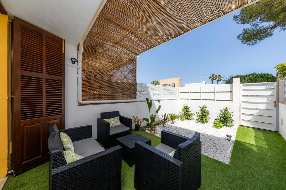 Property building, Balcony/Terrace, Living room