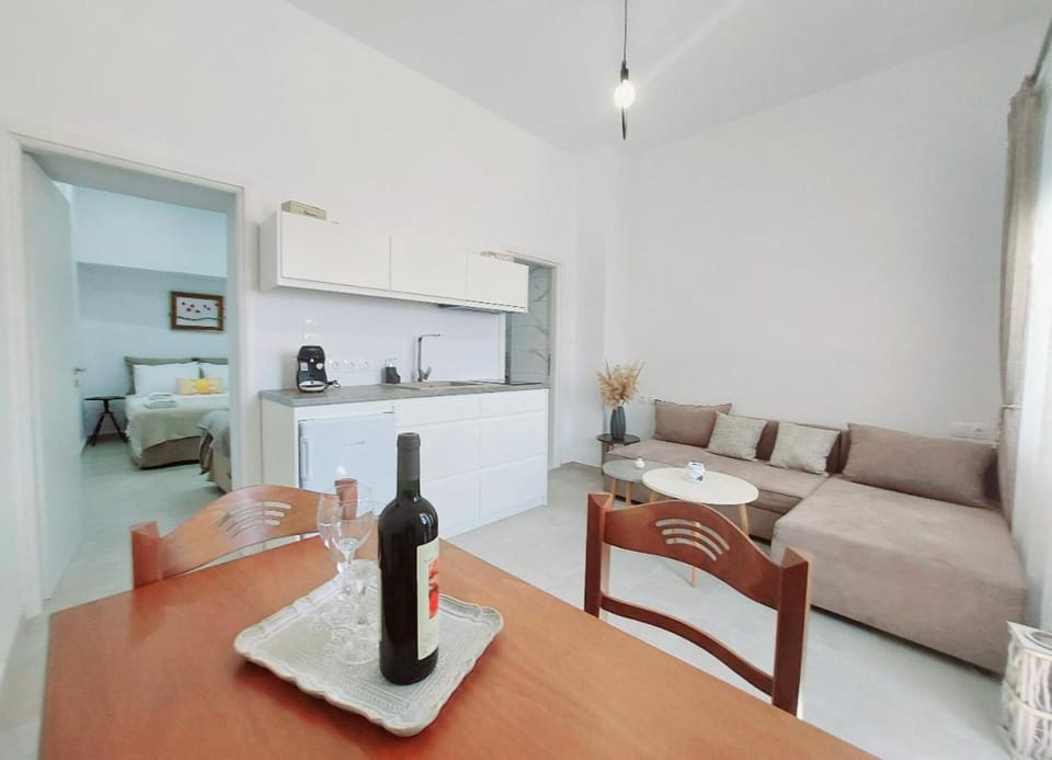 LOR apparemment in center of Adamas Apartment in Milos