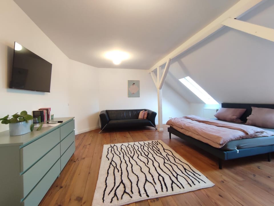 Bed, Photo of the whole room, Seating area, Bedroom