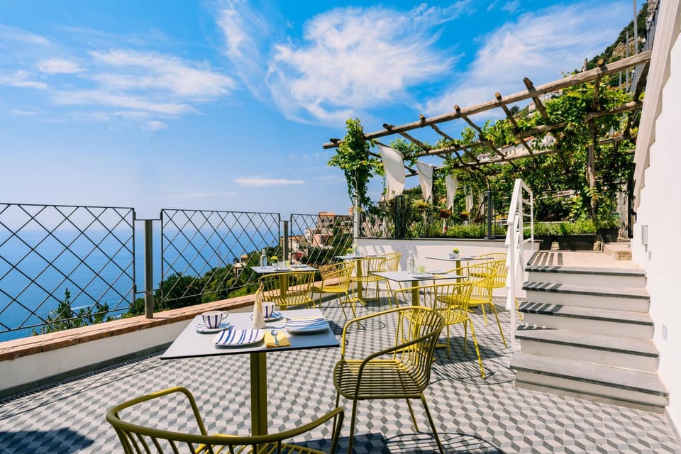 Property building, Lounge or bar, Sea view