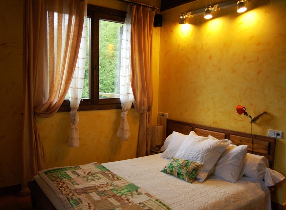 Bed, Photo of the whole room, Decorative detail