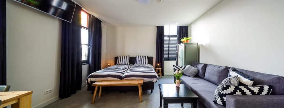 Shower, Toilet, Bathroom, TV and multimedia, View (from property/room), Photo of the whole room, Decorative detail, Bedroom, Family