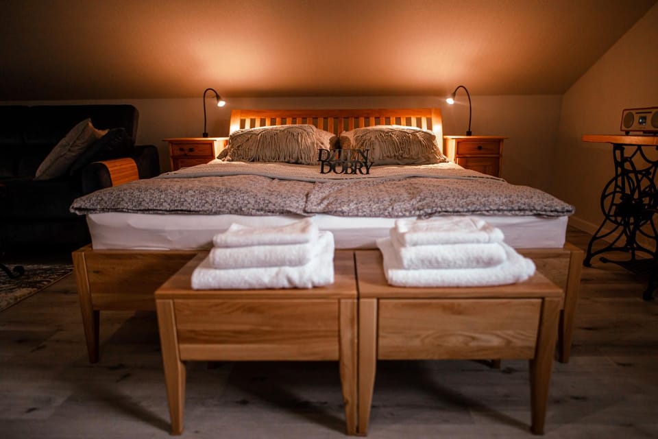 Bed, Bedroom, towels