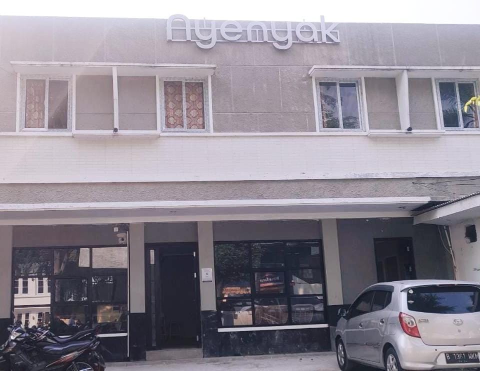 Property building, Facade/entrance, Property logo or sign, Parking