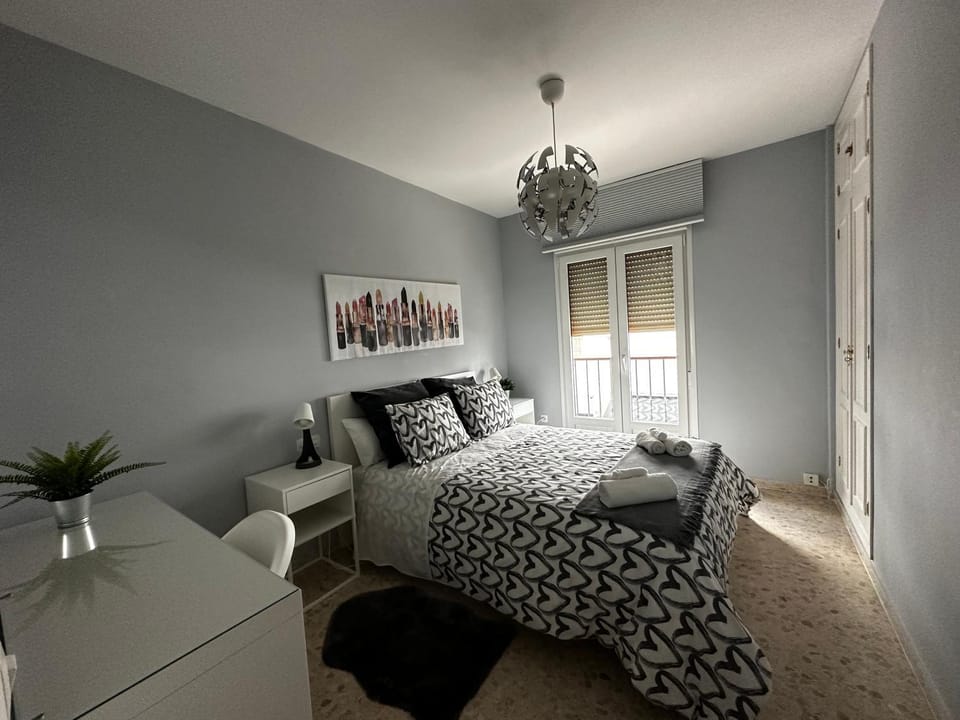 Bed, Photo of the whole room, Seating area, Bedroom