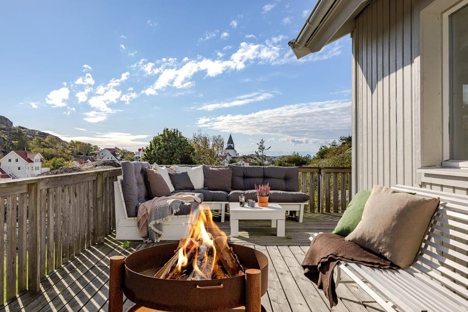 Family home near the ocean, with large patio & BBQ Villa in Västra Götaland County