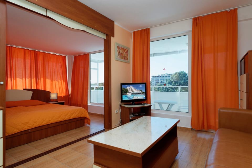 Communal lounge/ TV room