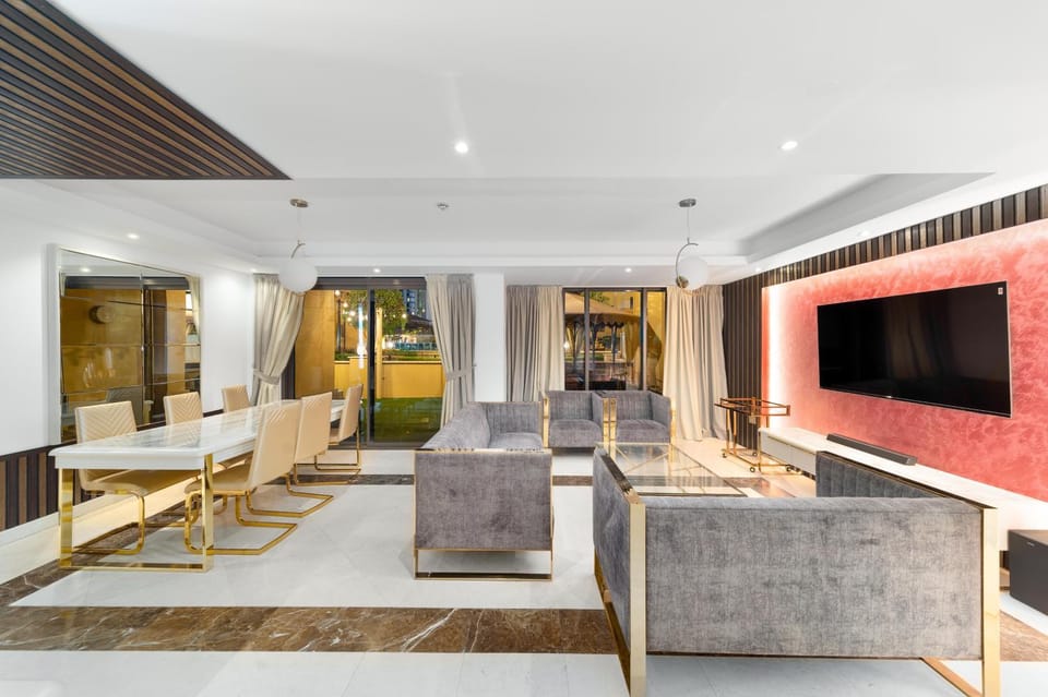 TV and multimedia, Living room, Seating area, Evening entertainment