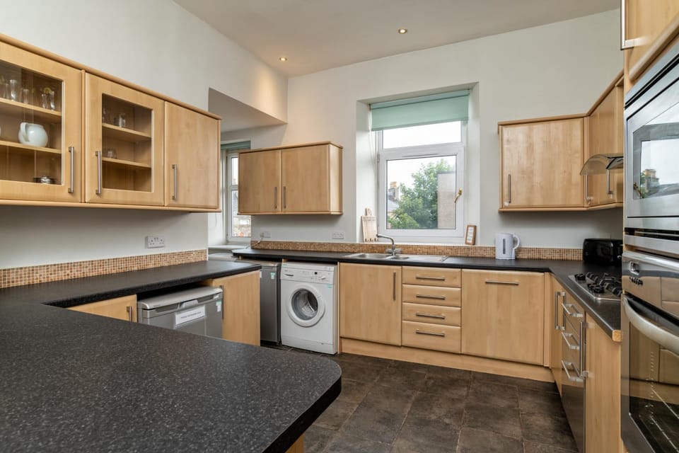 Spacious 5-Bedroom Townhouse in the West-End Apartment in Aberdeen