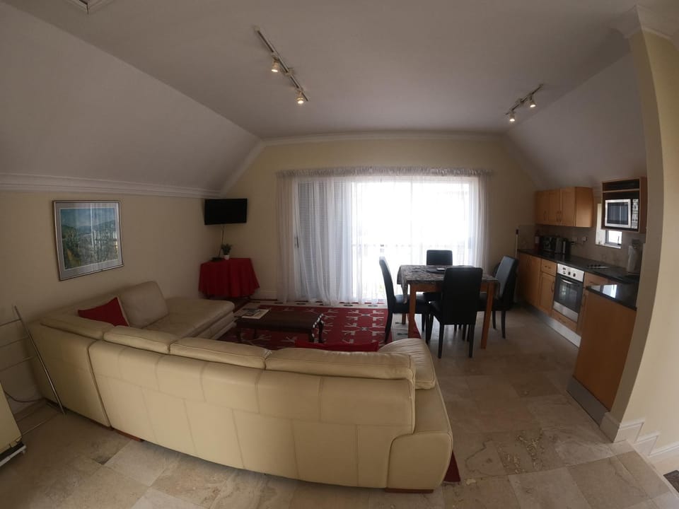 TV and multimedia, Kitchen or kitchenette, Seating area, Dining area