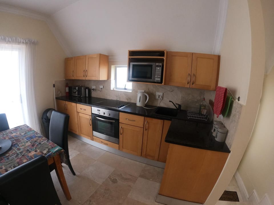 Coffee/tea facilities, Kitchen or kitchenette, Dining area, oven, stove, toaster