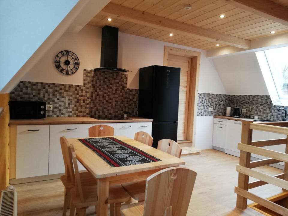 Kitchen or kitchenette, Communal kitchen, microwave, stove