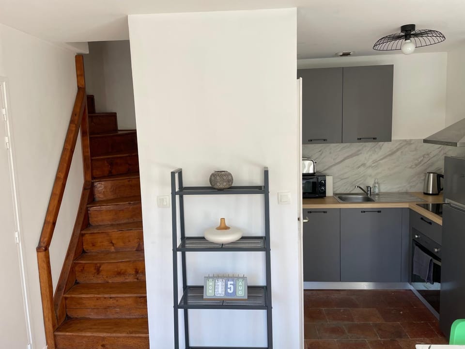 Coffee/tea facilities, Kitchen or kitchenette, heating, internet, microwave, oven, stove, toaster