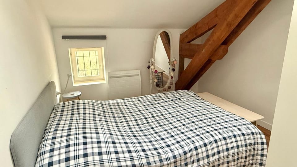 Bed, Photo of the whole room, Bedroom, heating, internet, storage, wardrobe