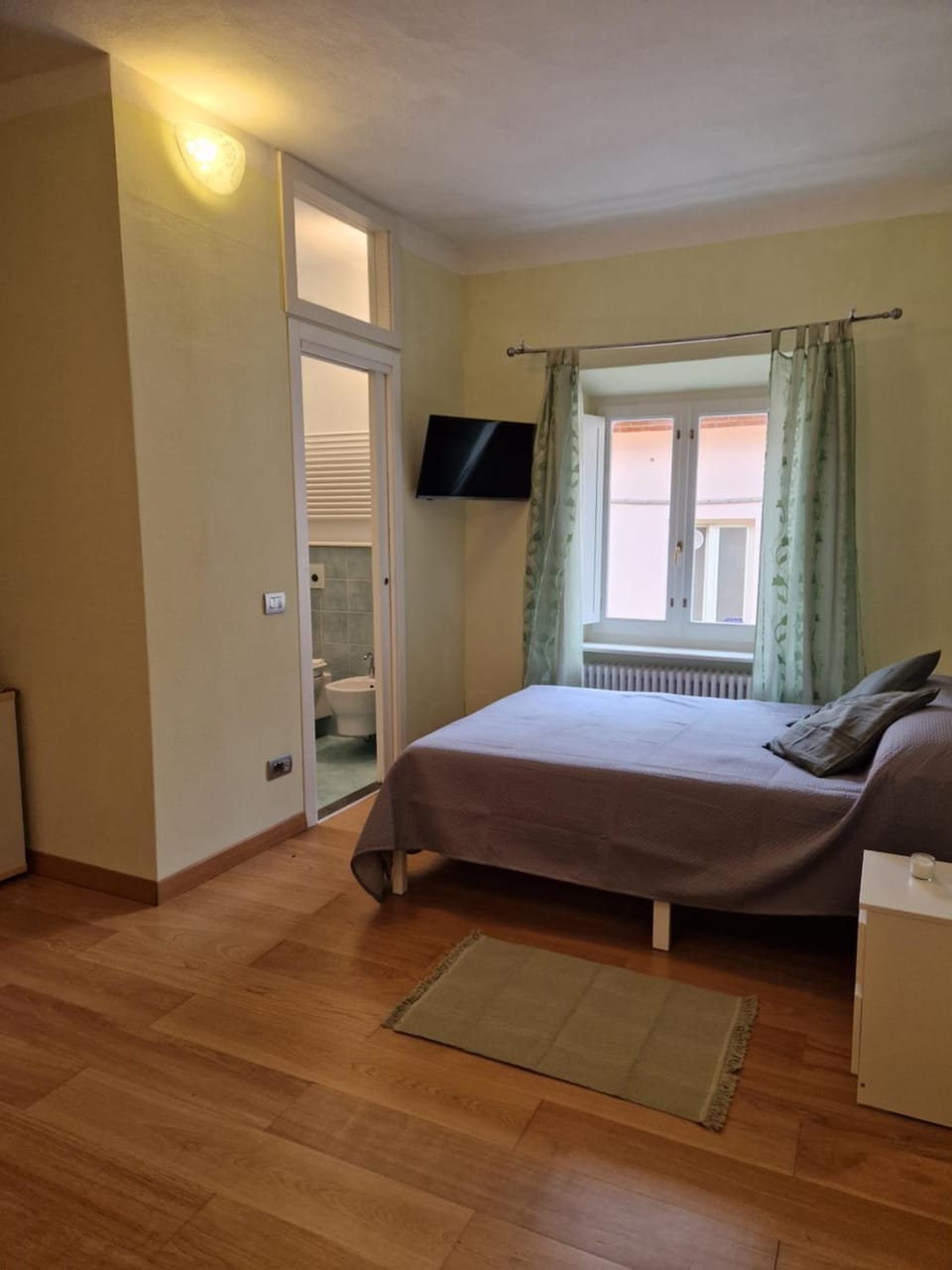 Bed, TV and multimedia, Photo of the whole room, Bedroom