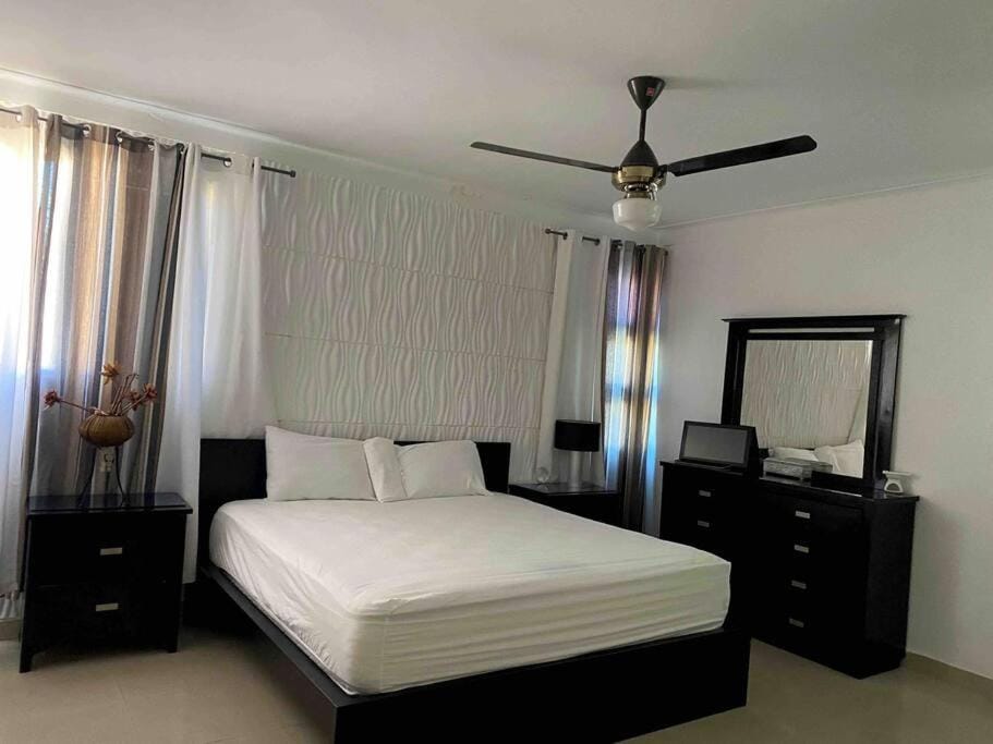 Self check in , moderno, A/C completo Wifi, TV 4K Apartment in Gurabo