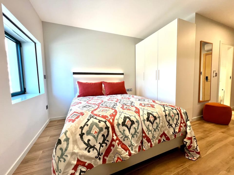 Bed, Photo of the whole room, wardrobe, air conditioner