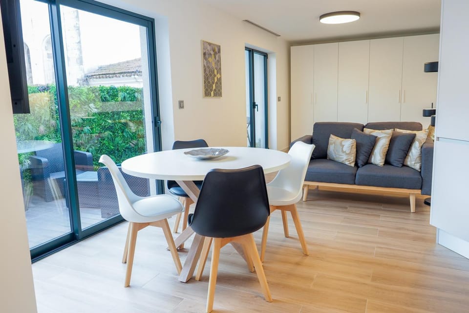 Patio, Living room, Seating area, Dining area, air conditioner