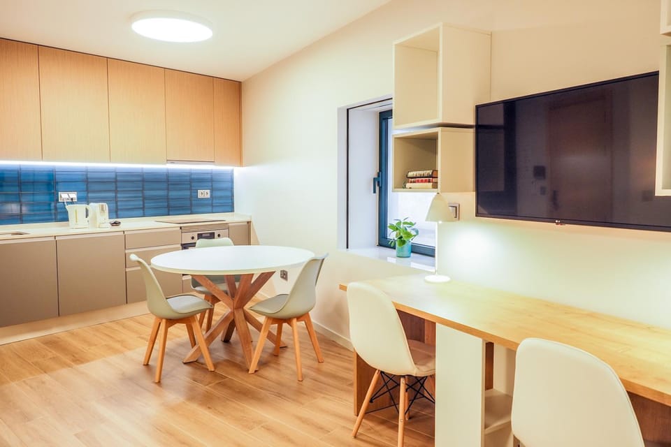 TV and multimedia, Coffee/tea facilities, Kitchen or kitchenette, Dining area, microwave, oven, stove, air conditioner