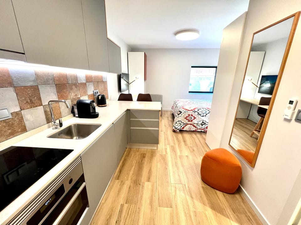 Coffee/tea facilities, Kitchen or kitchenette, Seating area, dishwasher, stove